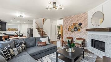 House, Multiple Beds, Pool Access, Pool View (Misty Meadow) | Living area