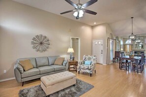 Living area - Heart of Rowlett - 3 BD, 2BA Cozy Getaway w Patio (Rowlett)