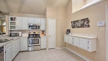 House, Multiple Beds, Patio, Garden View (Wildhaven) | Private kitchen