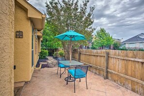 Outdoor dining - Heart of Rowlett - 3 BD, 2BA Cozy Getaway w Patio (Rowlett)