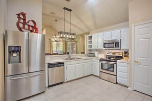 Private kitchen - Heart of Rowlett - 3 BD, 2BA Cozy Getaway w Patio (Rowlett)