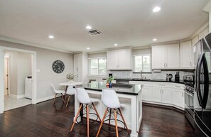 House, Berbilang Katil, Pool Access, Pool View (Benning) | Dapur peribadi
