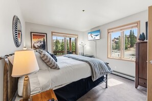 3 bedrooms, iron/ironing board, WiFi, bed sheets - Breck Getaway | Trails, Balcony & Shared Pool (Breckenridge)