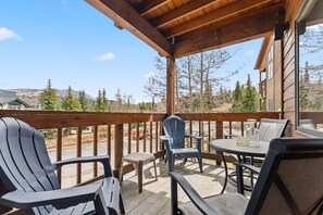 Outdoor dining - Breck Getaway | Trails, Balcony & Shared Pool (Breckenridge)