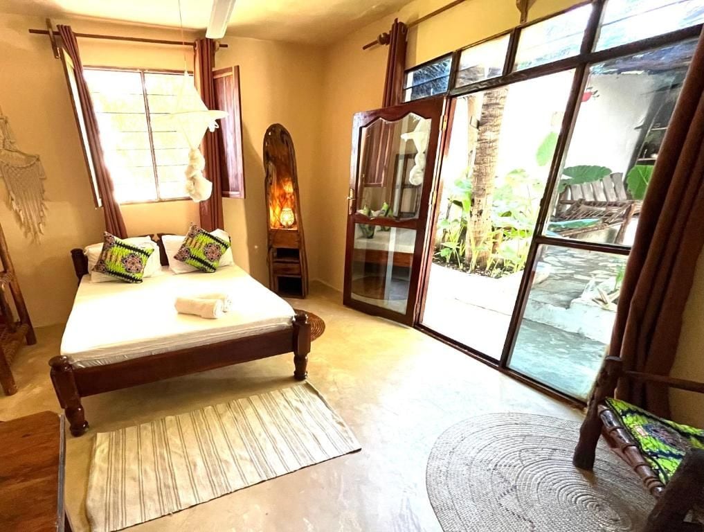 Chambre Double, plusieurs lits, salle de bains privée, vue cour intérieure