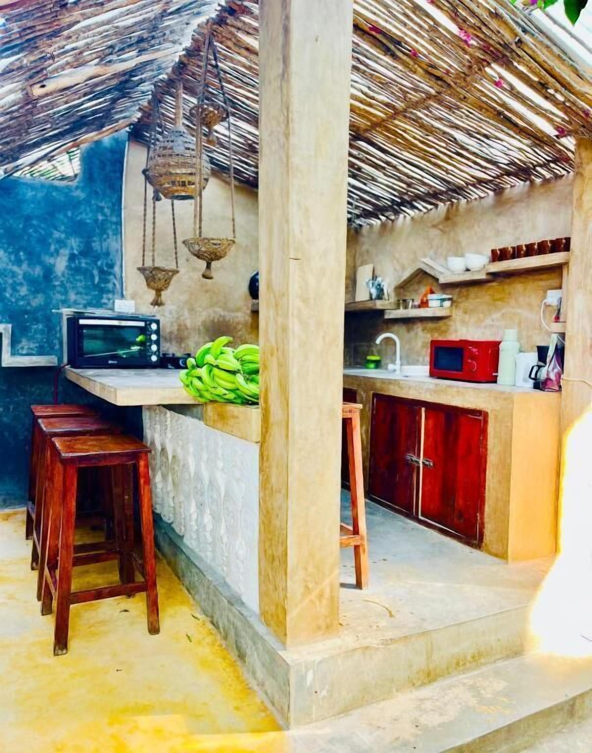 Fridge, cookware/dishes/utensils