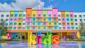 Ein buntes Gebäude mit dem Schild 'UNIVERSAL KIDS' im Vordergrund.