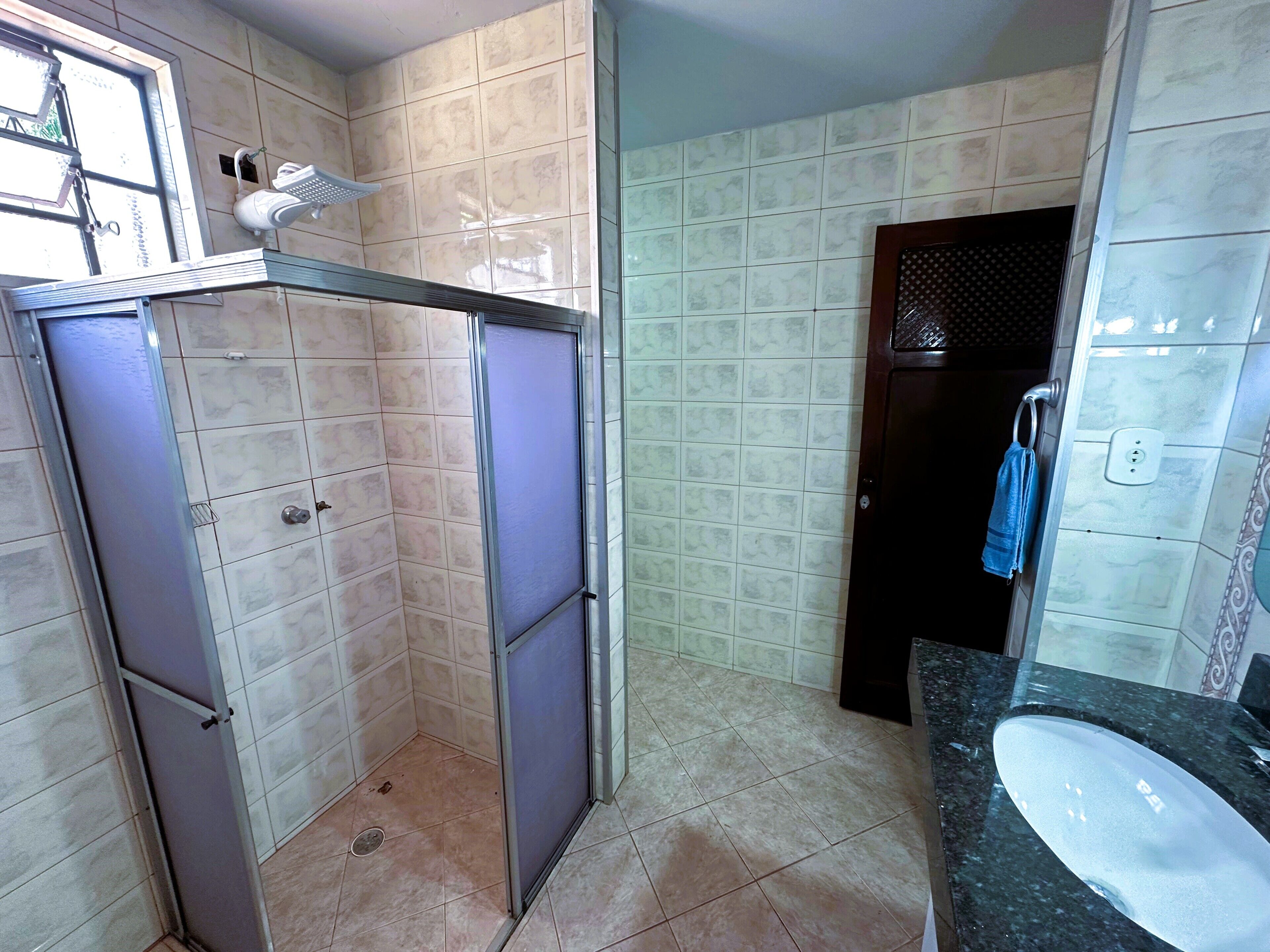 Douche, serviettes fournies, savon, papier de toilette