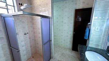 Douche, serviettes fournies, savon, papier de toilette