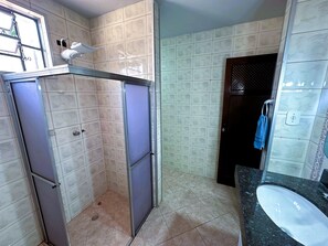 Ducha, toallas, jabón y papel higiénico