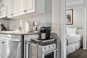 Fridge, microwave, stovetop, dishwasher - Solara | Ground FL | Hot Springs | Golf | Pets Ok (Fairmont Hot Springs)