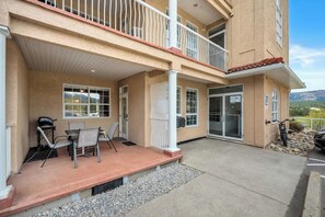 Outdoor dining - Solara | Ground FL | Hot Springs | Golf | Pets Ok (Fairmont Hot Springs)