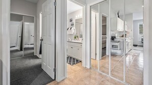 Ein modernes Interieur mit einem Flur, der zu einer Küche und einem Schlafzimmer führt.