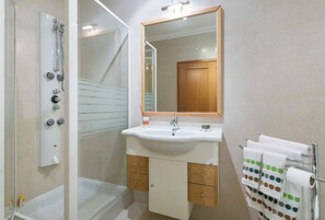 Shower, hair dryer, bidet, towels - Apartamento moderno com piscina em Vilamoura (Quarteira)