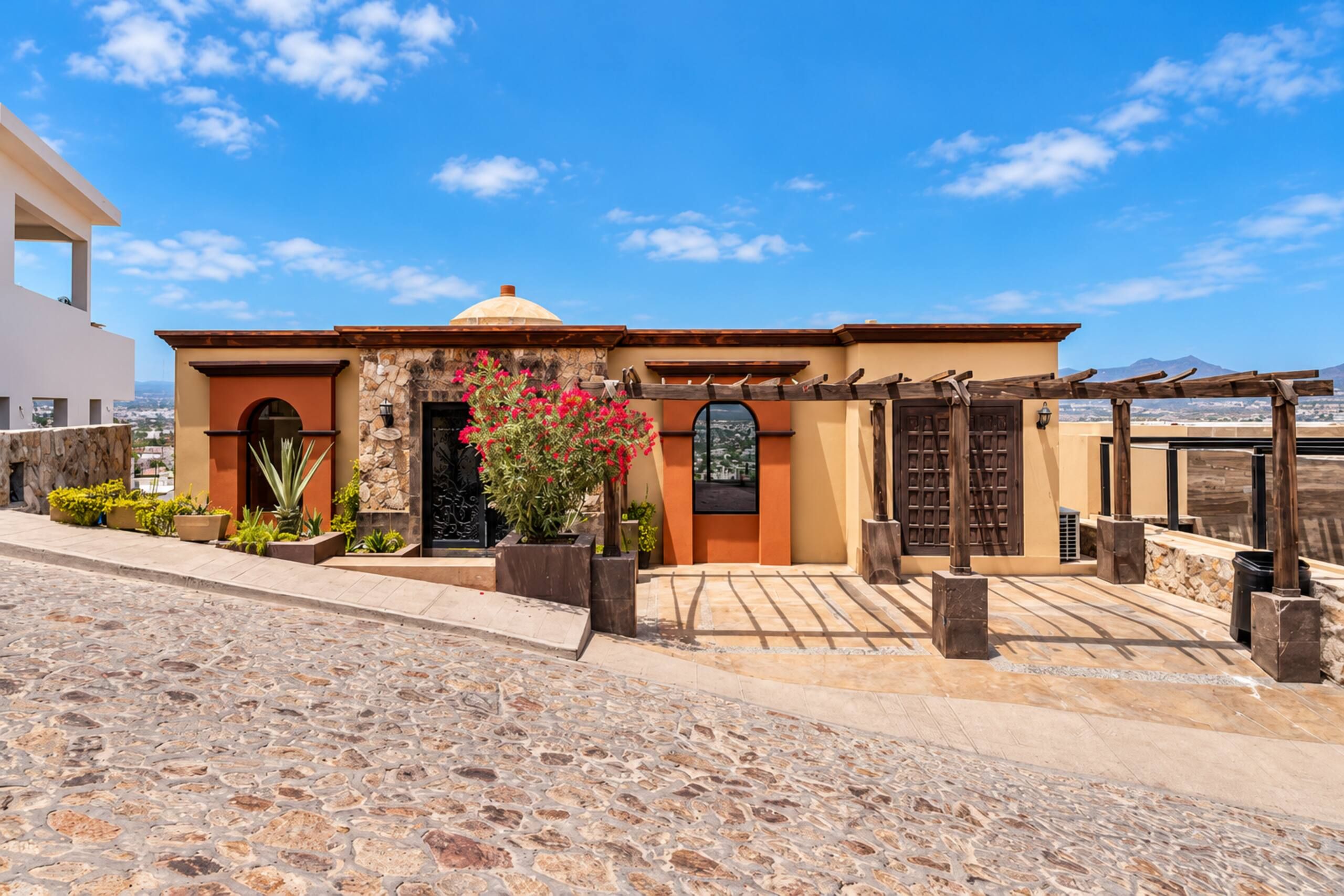 Front of the villa on a quiet Pedregal street