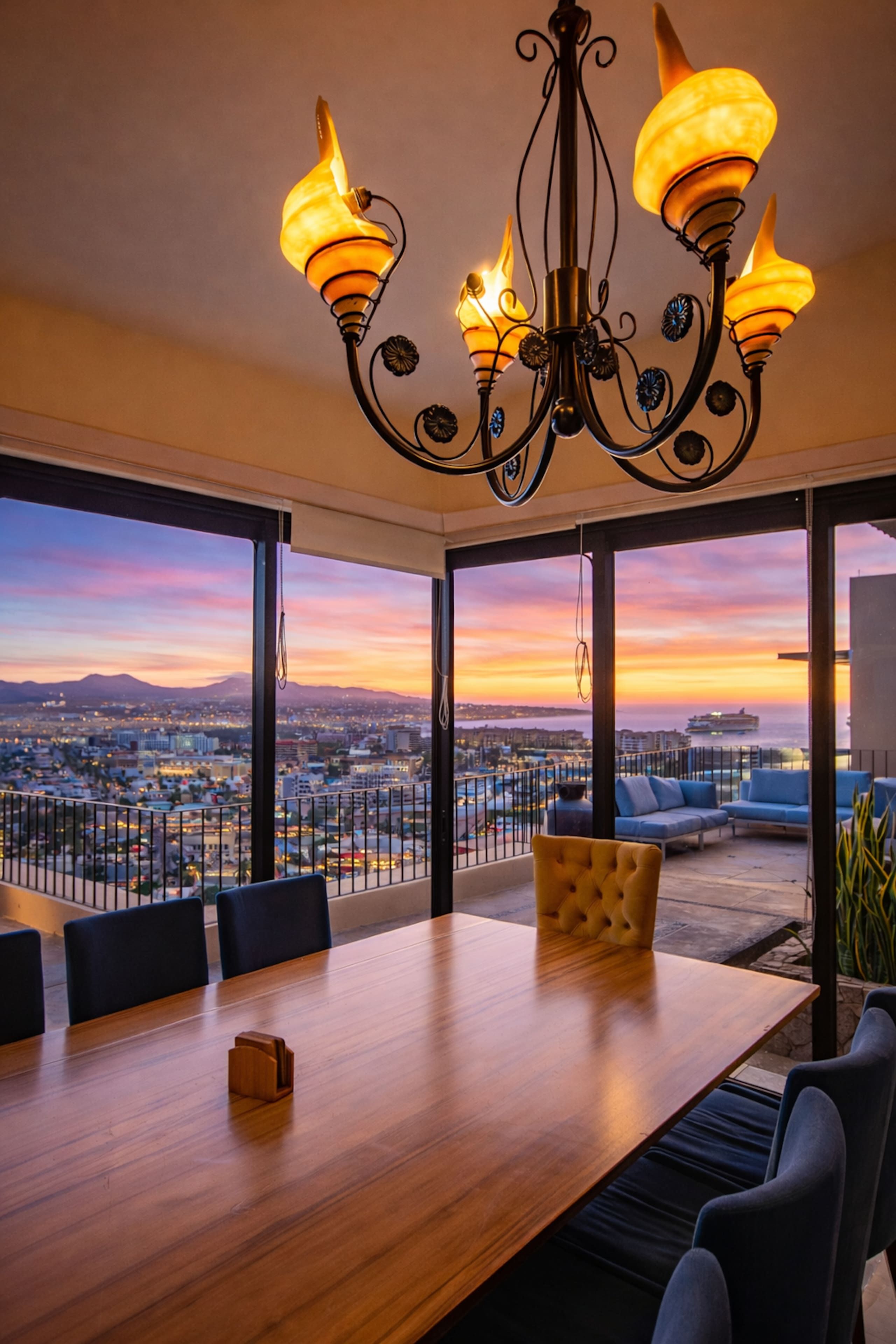 Un espace repas offrant une vue sur le paysage urbain au coucher du soleil.