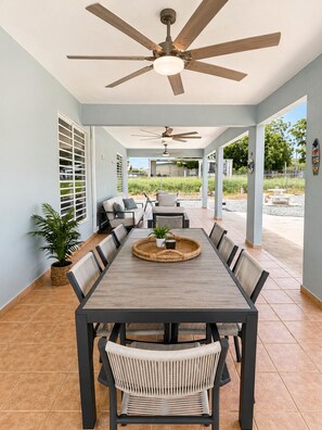 Outdoor dining - Combate Beach Retreat for Big Groups with Pool + Generator at Entre Mareas (El Combate)