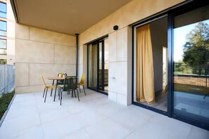 Outdoor dining - Mucha Residence - with free weekend parking (Hlavní město Praha)