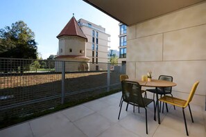 Outdoor dining - Mucha Residence - with free weekend parking (Hlavní město Praha)