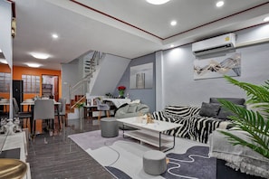 บ้านพัก, 3 ห้องนอน, ระเบียง | ห้องนั่งเล่น