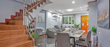บ้านพัก, 3 ห้องนอน, ระเบียง | ห้องรับประทานอาหาร