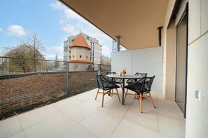 Outdoor dining - Rotunda Residence - with free weekend parking (Hlavní město Praha)