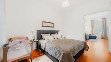 1 habitación, tabla de planchar con plancha, wifi y ropa de cama