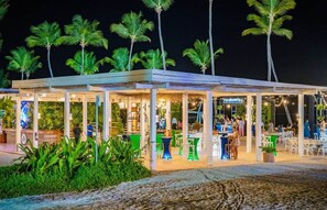 Outdoor dining - Luxury 2BR | Pool & Golf Views | Juanillo Beach (Punta Cana)