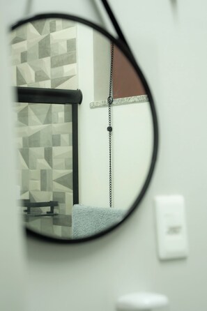 Regadera, secadora de cabello, toallas, papel de baño