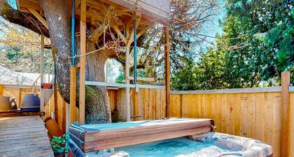 Charming Portland Cottage with Hot Tub