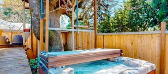 Charming Portland Cottage with Hot Tub