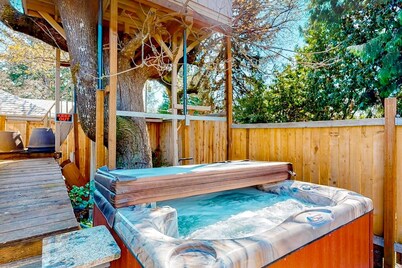 Charming Portland Cottage with Hot Tub