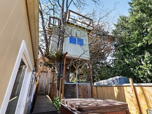 Terrace/patio - Charming Portland Cottage with Hot Tub (Portland)