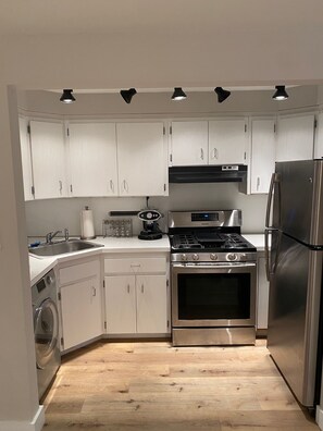 Private kitchen - World Cup! Studio apartment with AC in Hoboken. Restaurants, Bars, Bus, Path. (Hoboken)