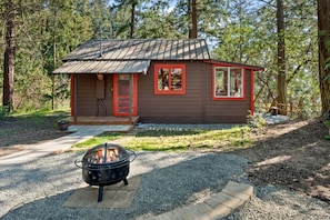 Terrace/patio - Serene Camano Cabin w Deck Fire Pit & Views! (Camano)