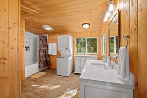Towels - Serene Camano Cabin w Deck Fire Pit & Views! (Camano)