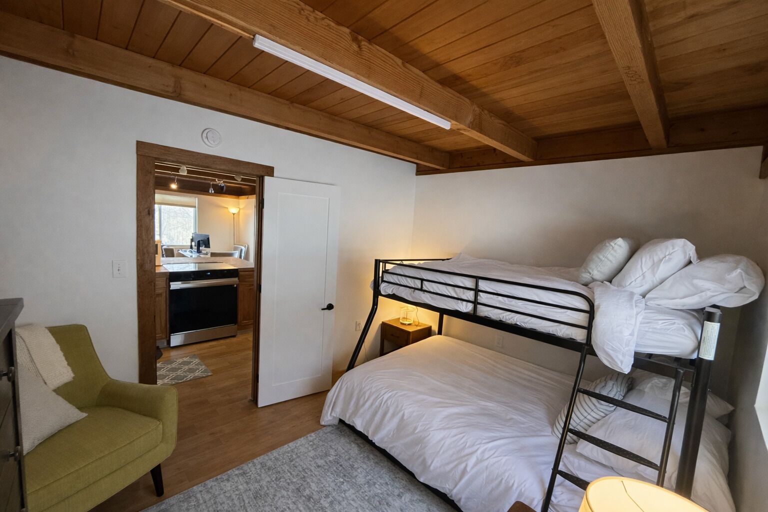 5 bedrooms, internet, bed sheets