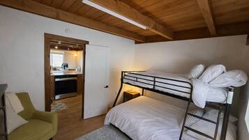 5 bedrooms, internet, bed sheets