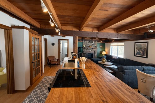 Hot Tub Getaway - Near Killington - Sleeps 12