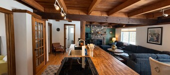 Hot Tub Getaway - Near Killington - Sleeps 12