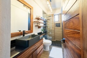 Habitación cuádruple de lujo, balcón, vista al mar | Baño