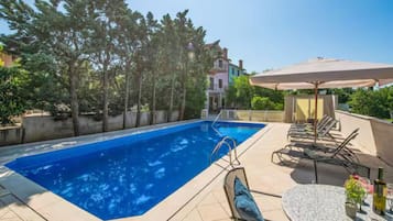 Hus (Five Bedroom Villa with Outdoor Pool) | Udendørs pool | Udendørs pool, parasoller, liggestole