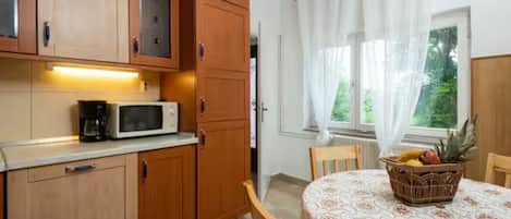 House (Five Bedroom Villa with Outdoor Pool) | Private kitchen | Fridge