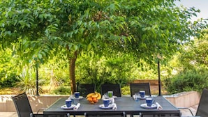 บ้านพัก (Five Bedroom Villa with Outdoor Pool) | ลานระเบียง/นอกชาน