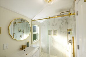 Bathroom - Welcoming 3-bedroom house in Seattle perfect for your getaway (Seattle)