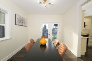 Dining - Welcoming 3-bedroom house in Seattle perfect for your getaway (Seattle)