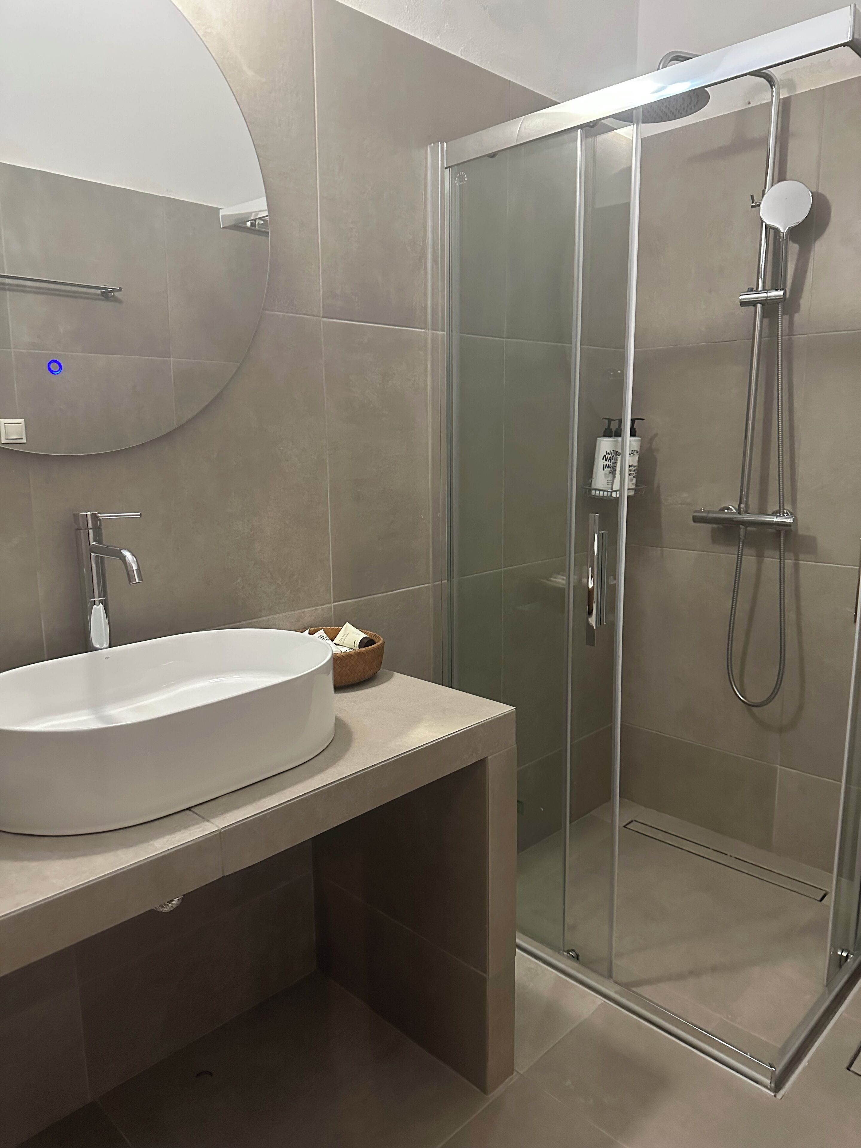 Douche, sèche-cheveux, serviettes fournies, savon
