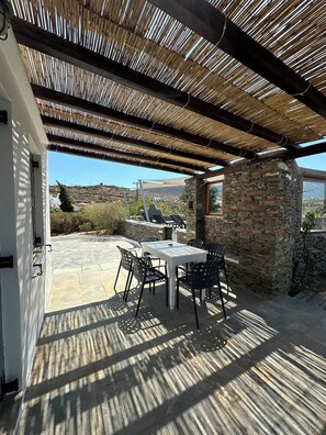Outdoor dining - Plakoto House (Exambela)