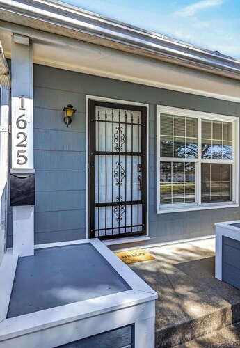 2-bedroom home Travel Nurse Friendly 30+ Day Stay Fully Furnished Pet Friendly