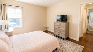 2 bedrooms, WiFi, bed sheets - 2-bedroom home Travel Nurse Friendly 30+ Day Stay Fully Furnished Pet Friendly (Springfield)